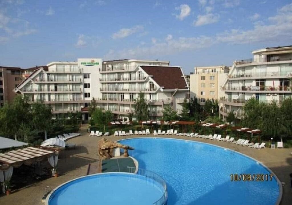 Картинка Debbies 2 Bed Apart With Pool & Garden Views 2*