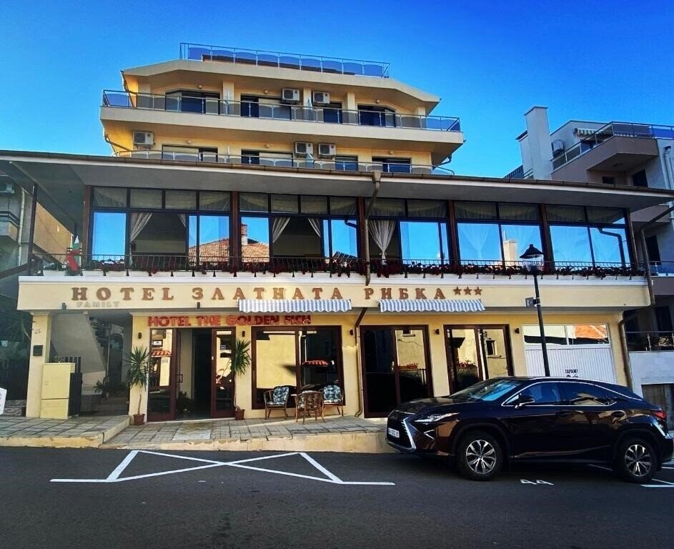 Готель Golden Fish Family Hotel 3*