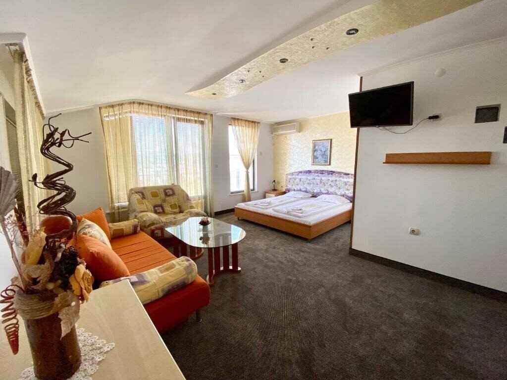 Фото Golden Fish Family Hotel 3*