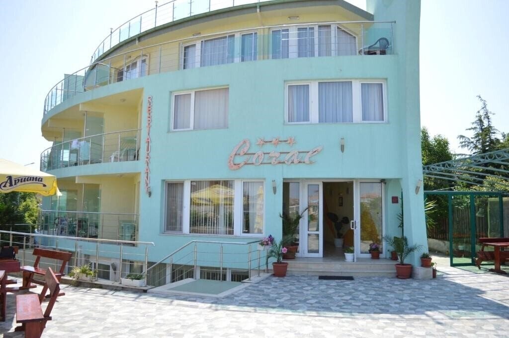 Готель Family Hotel Coral 3*