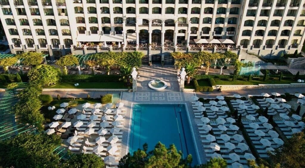 Готель Astor Garden 5*