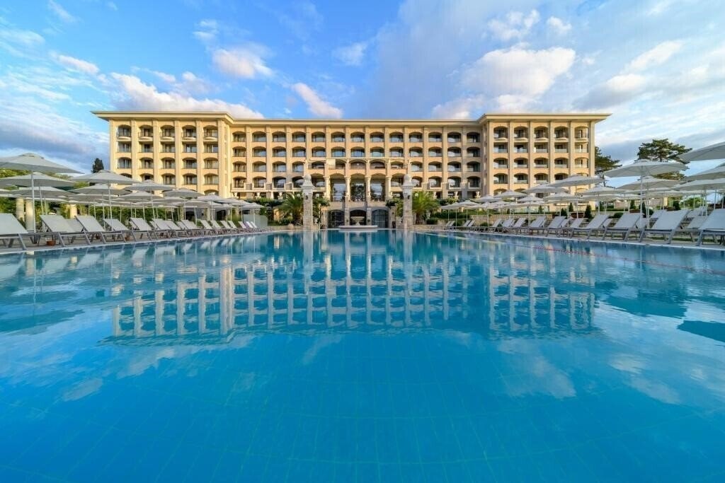 Готель Astor Garden 5*