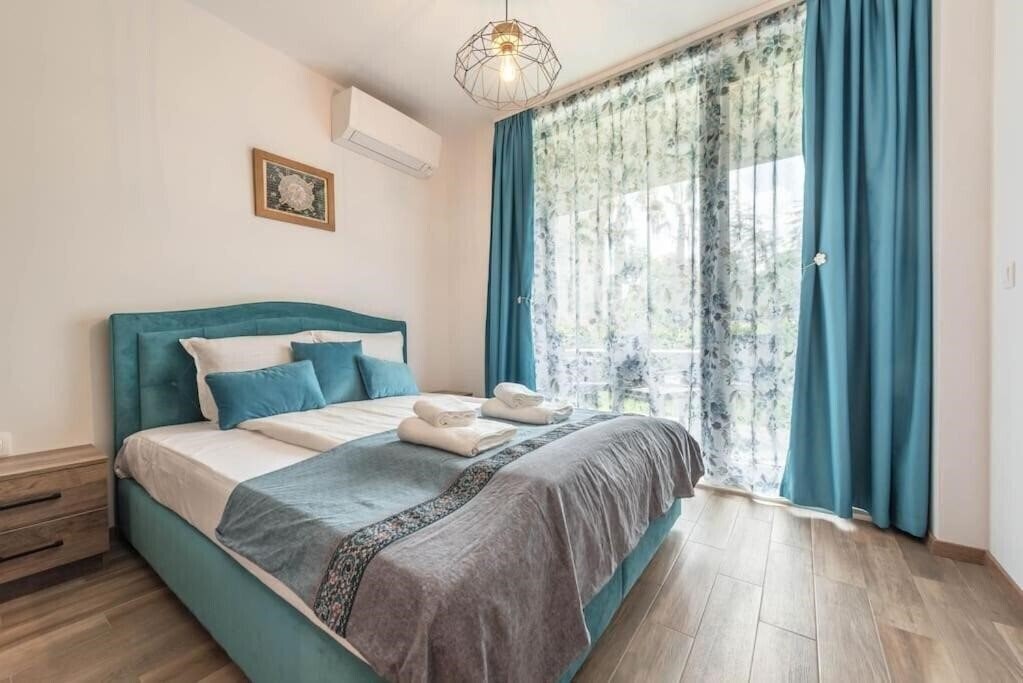 Отель Azur Deluxe Apartments 4*