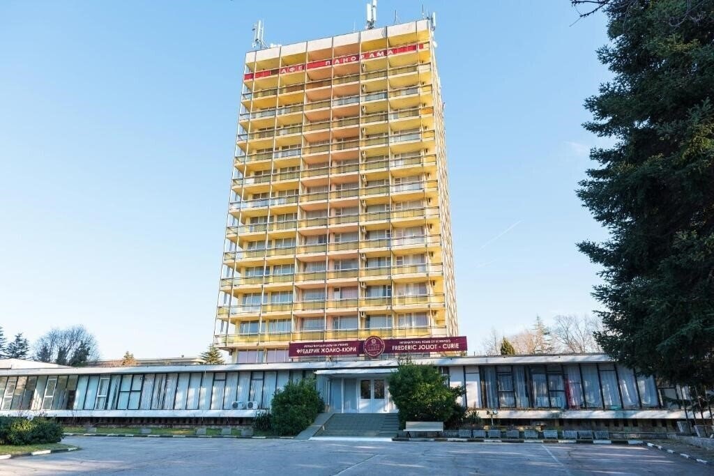 Готель IHS Hotel Joliot Curie 3*
