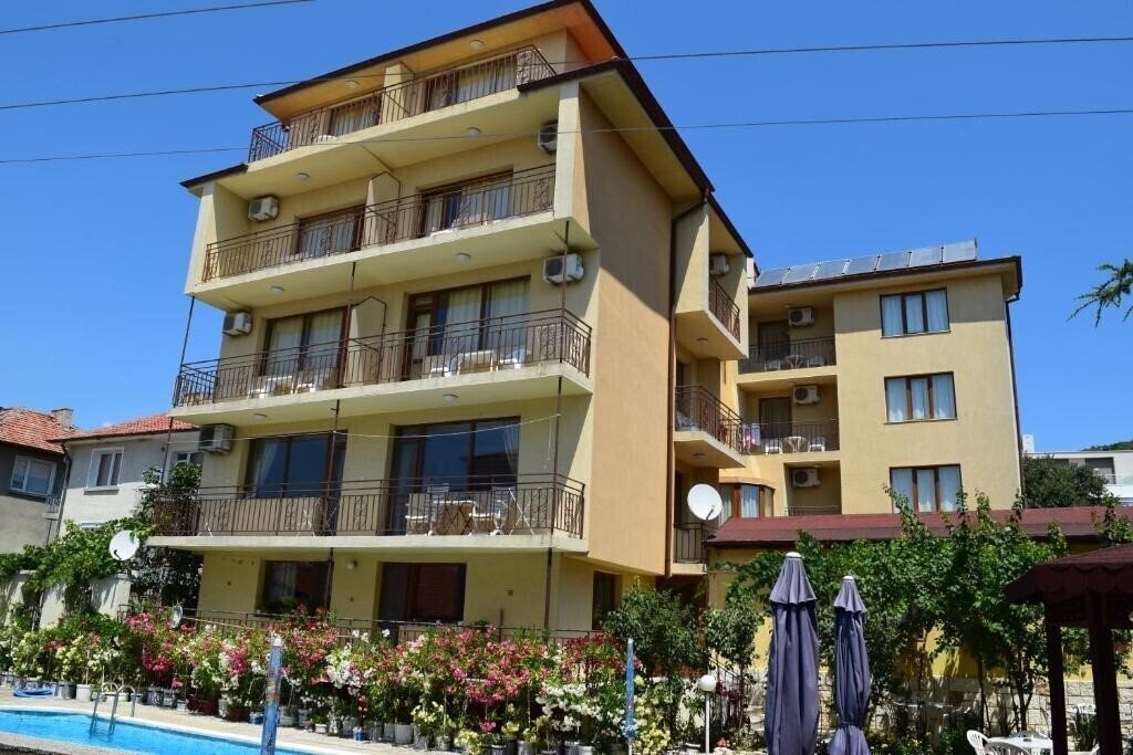Отель Cris Family Hotel апартаменты