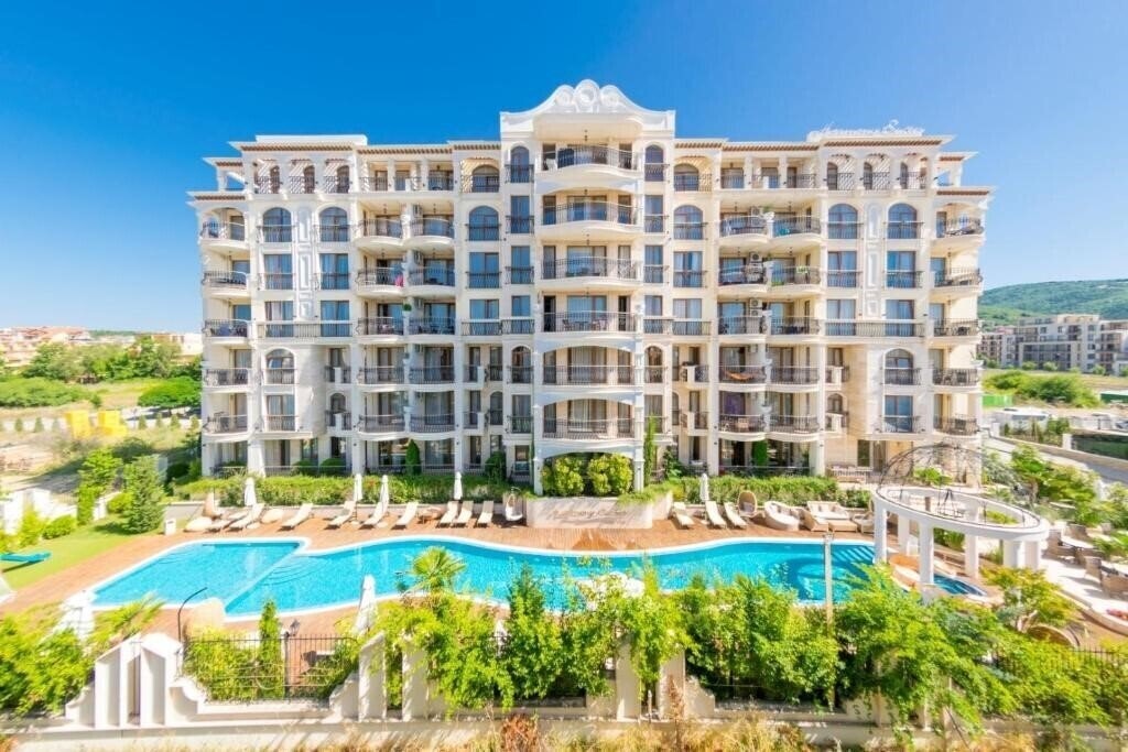 Отель Harmony Suites - 10 4*