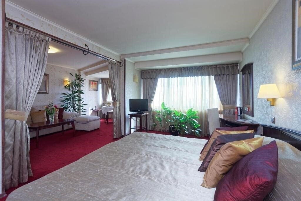 Готель Capitol Hotel 4*