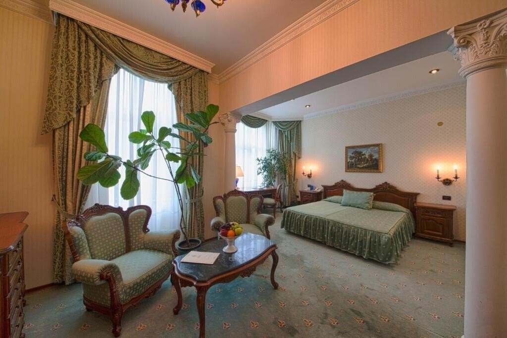 Фото Grand Hotel London 5*