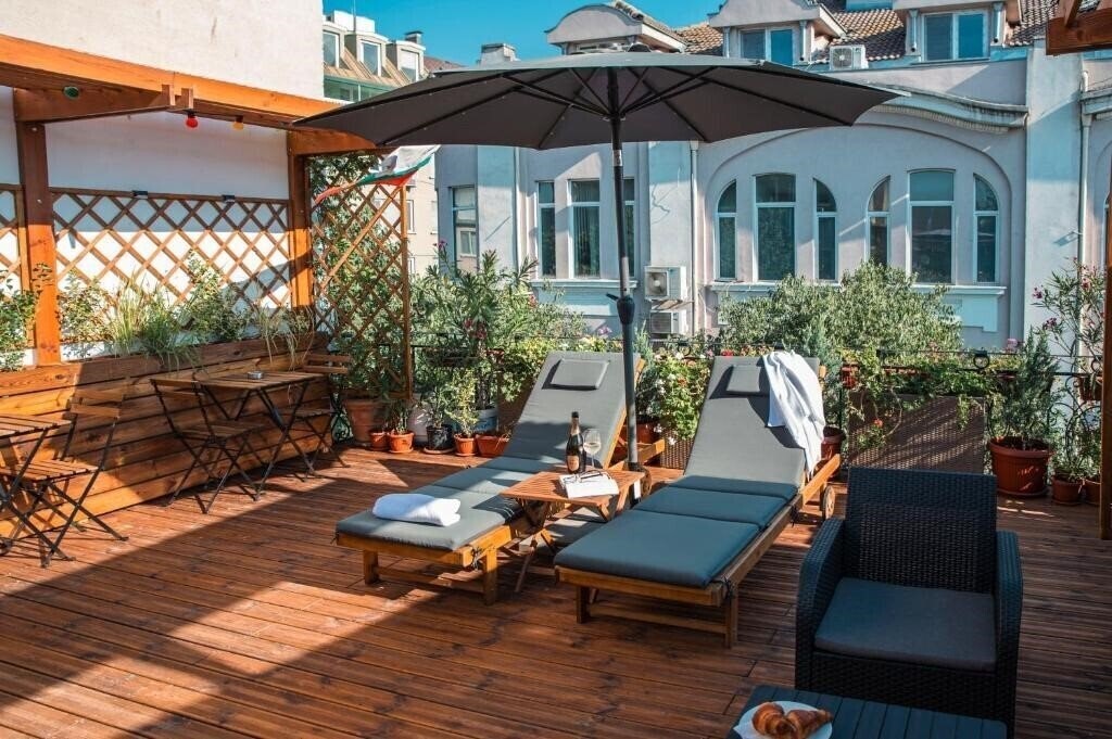 Готель Three Dolphins Hotel with a Rooftop Terracе 2*