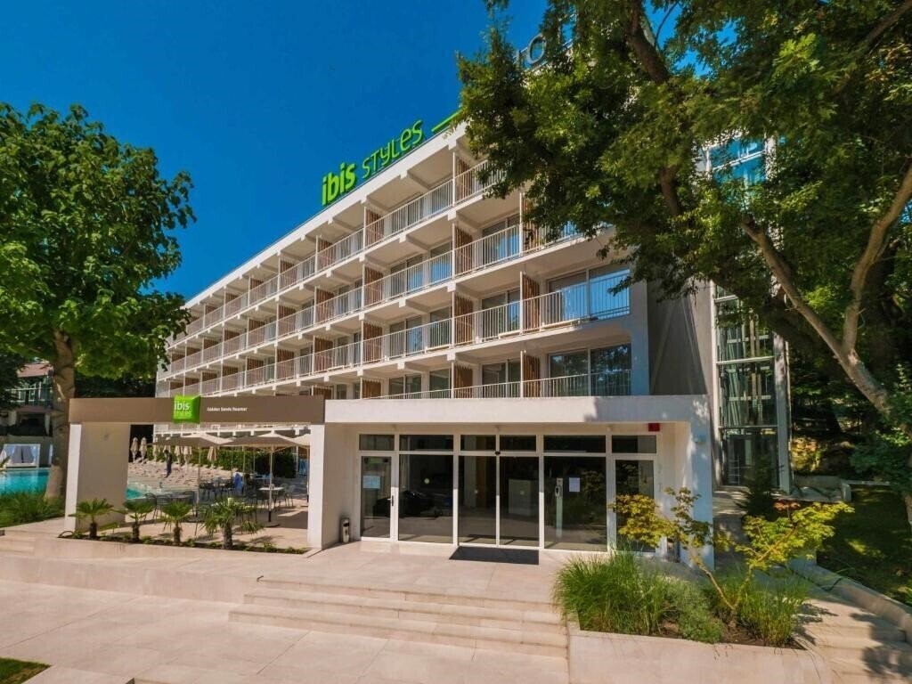 Готель Ibis Styles Golden Sands Roomer Hotel 4*