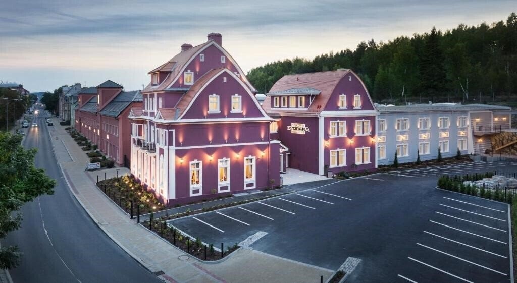 Готель Dvorana Hotel 4*