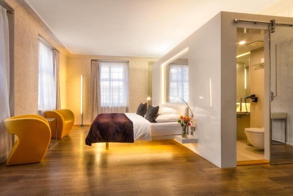 Готель Three Storks 5*
