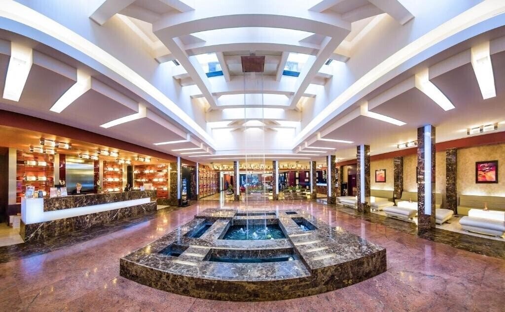 Готель Grand Majestic Plaza 4*