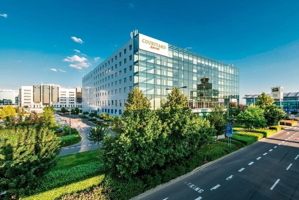 Готель Courtyard By Marriott Airport Hotel 4*