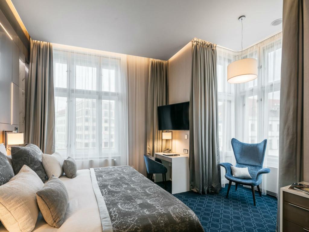 Готель Kings Court Hotel 5*