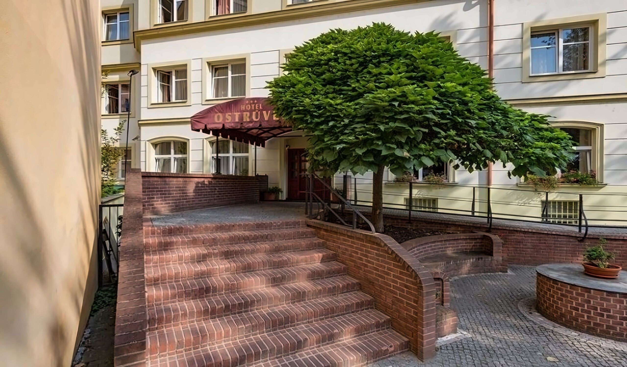 Отель Hotel Ostruvek Praha 3*