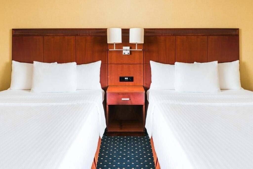 Готель Courtyard Prague City 4*