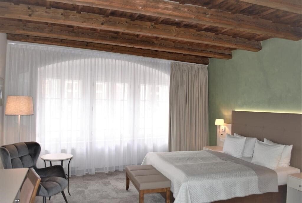 Готель The Golden Wheel 4*