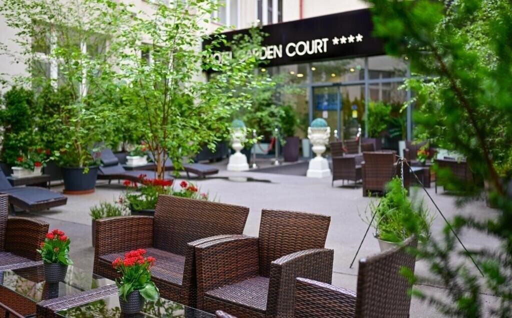 Отель Garden Court 4*