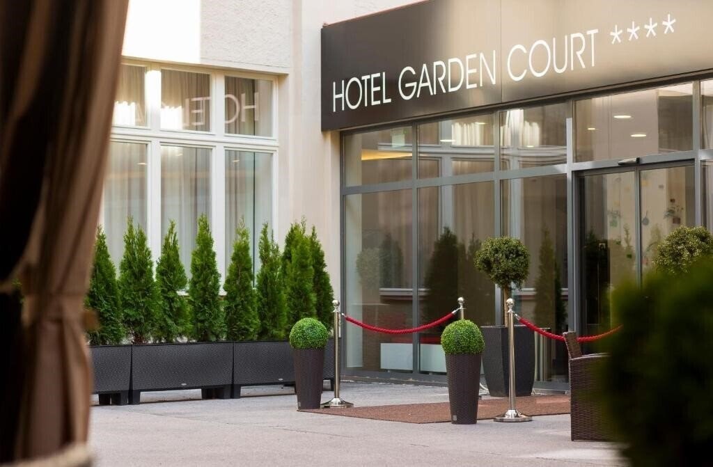 Готель Garden Court 4*