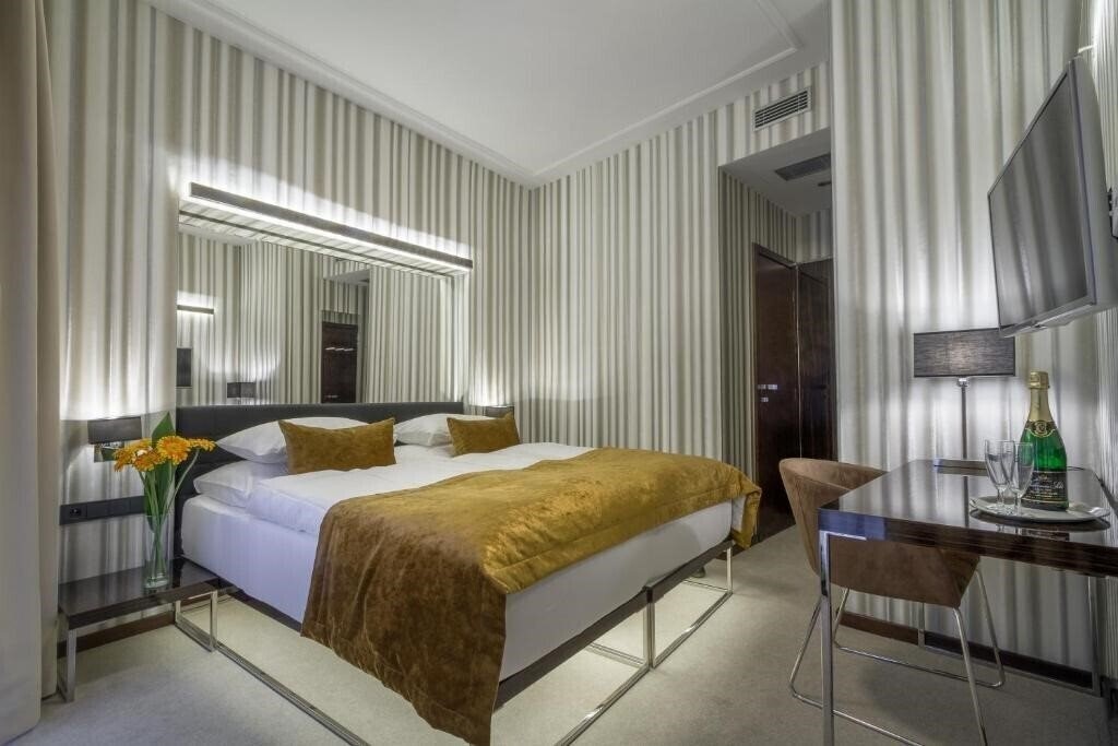 Отель Clementin Old Town 4*