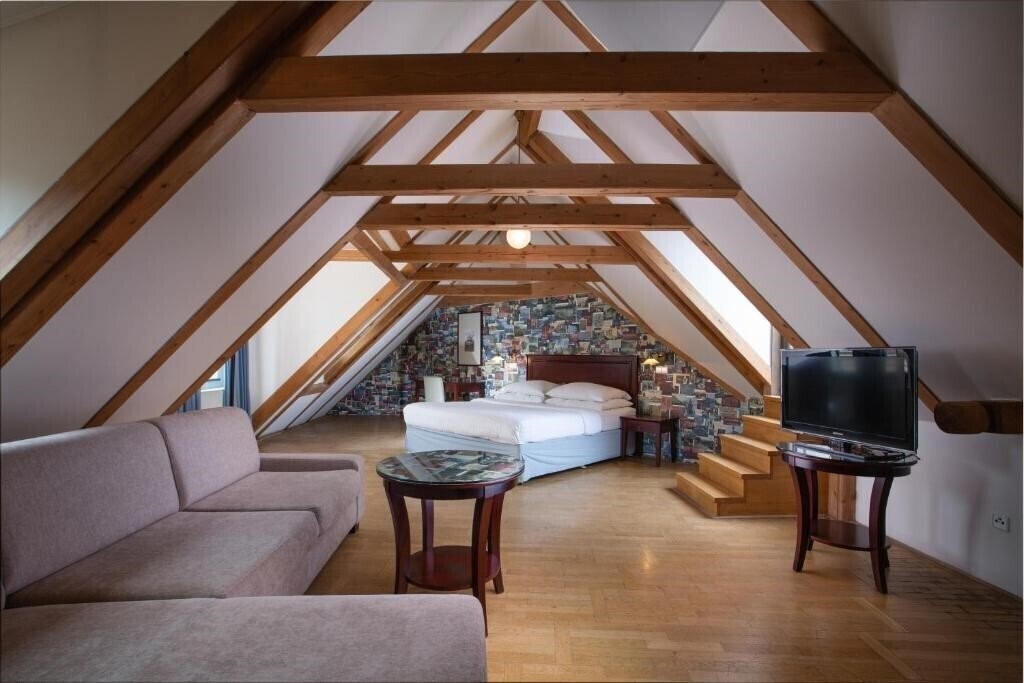 Готель Lokal Inn 4*