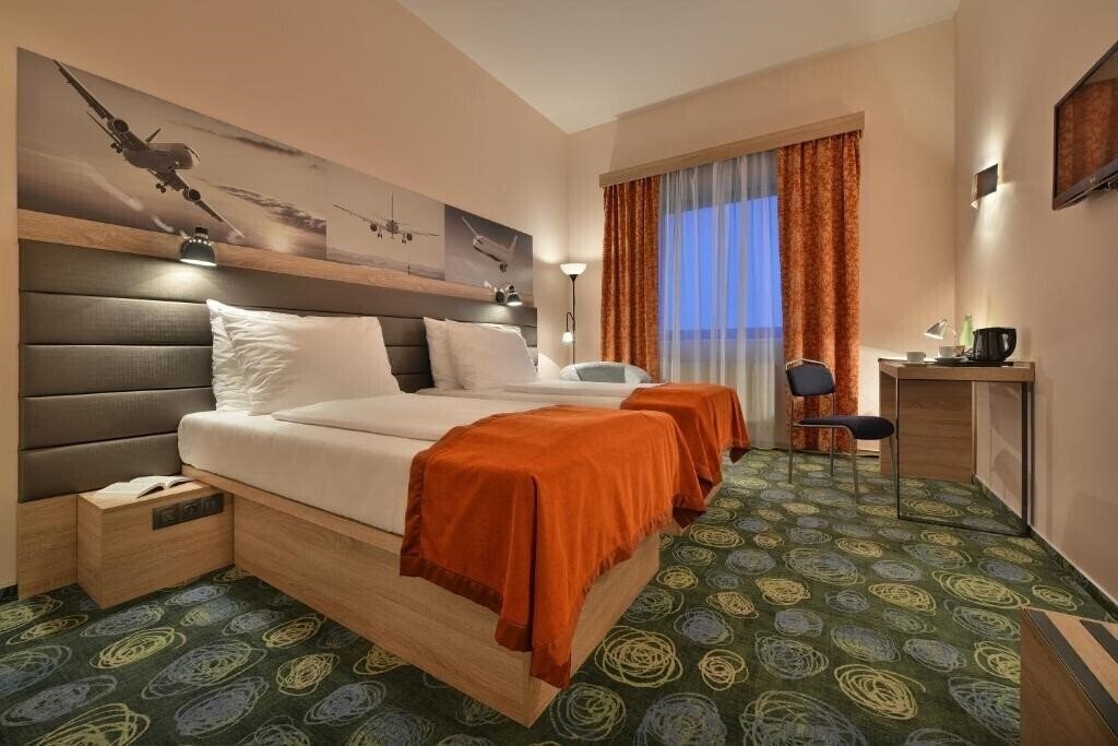 Готель Ramada Airport 4*