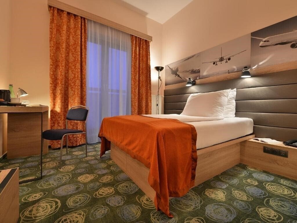 Фото Ramada Airport 4*
