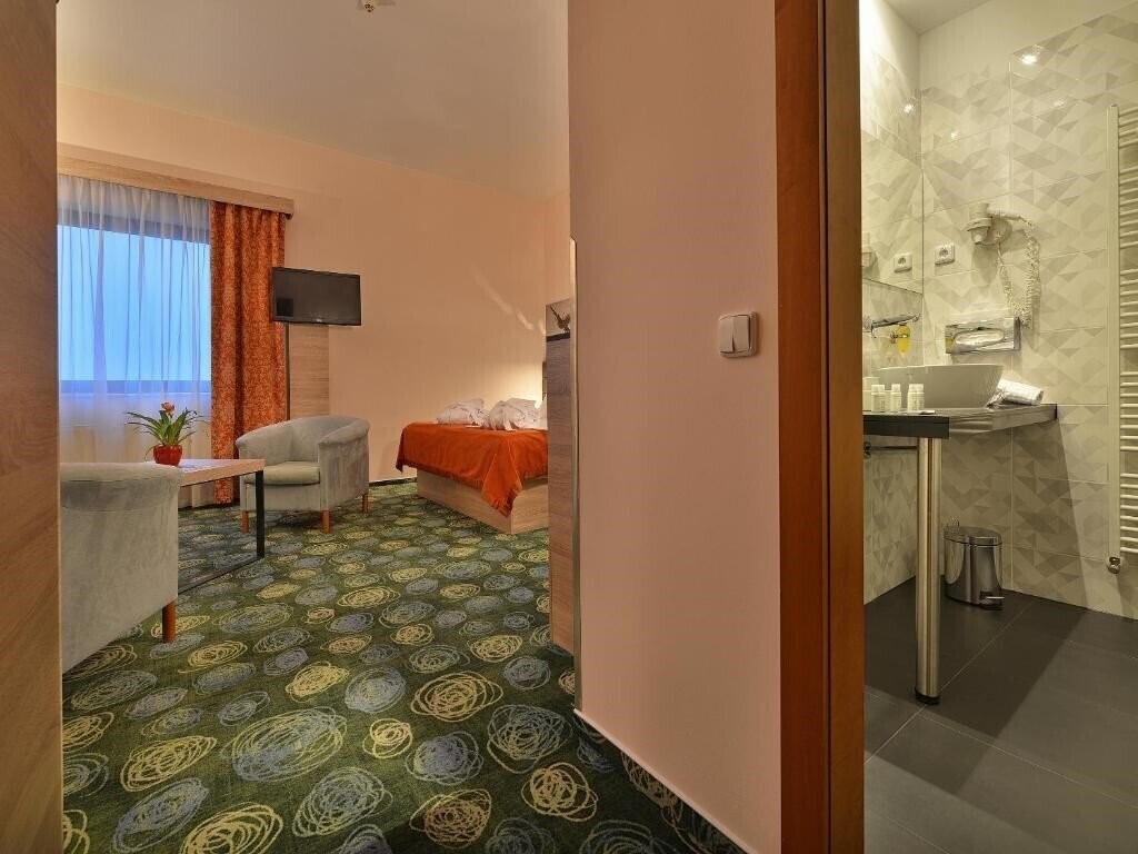 Фотографія Ramada Airport 4*