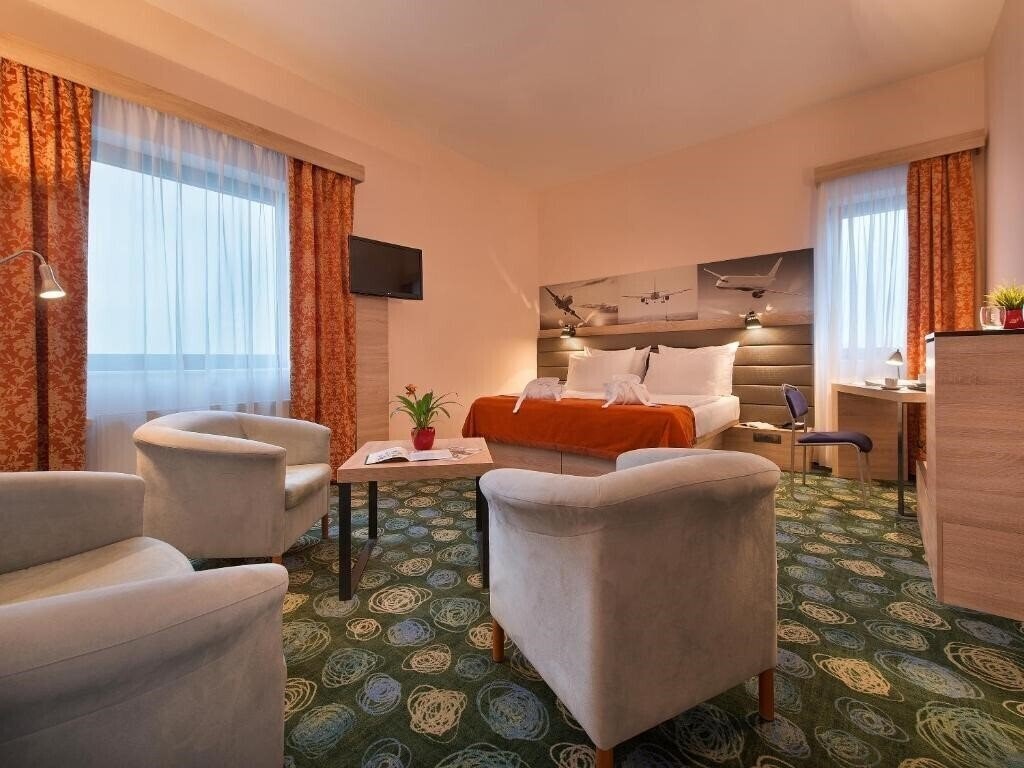 Картинка Ramada Airport 4*