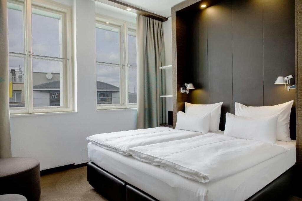 Фото Motel One Praha 3*