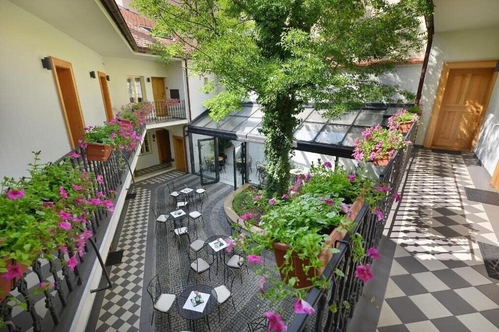 Готель At The White Lily Hotel 4*