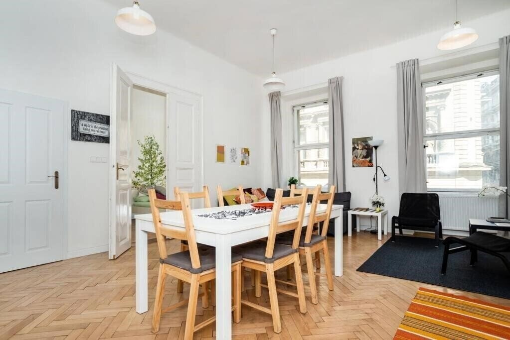 Готель Bright Spacious Apartment 4*
