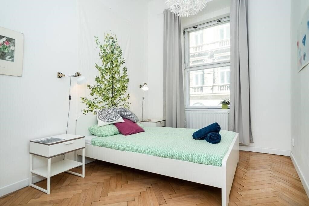 Фото Bright Spacious Apartment 4*