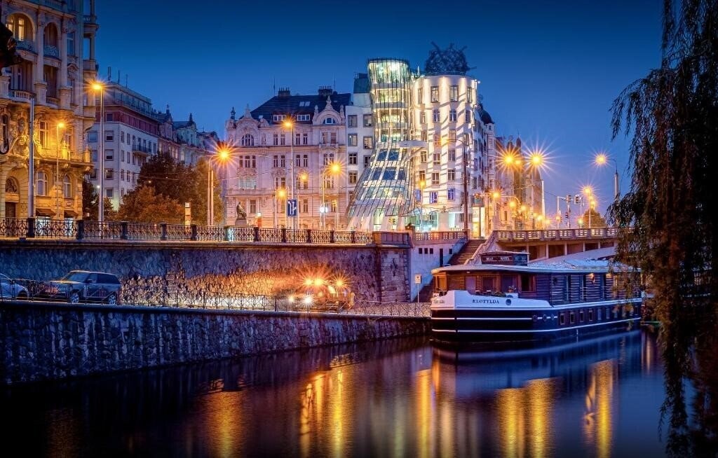 Отель Dancing House Hotel 4*