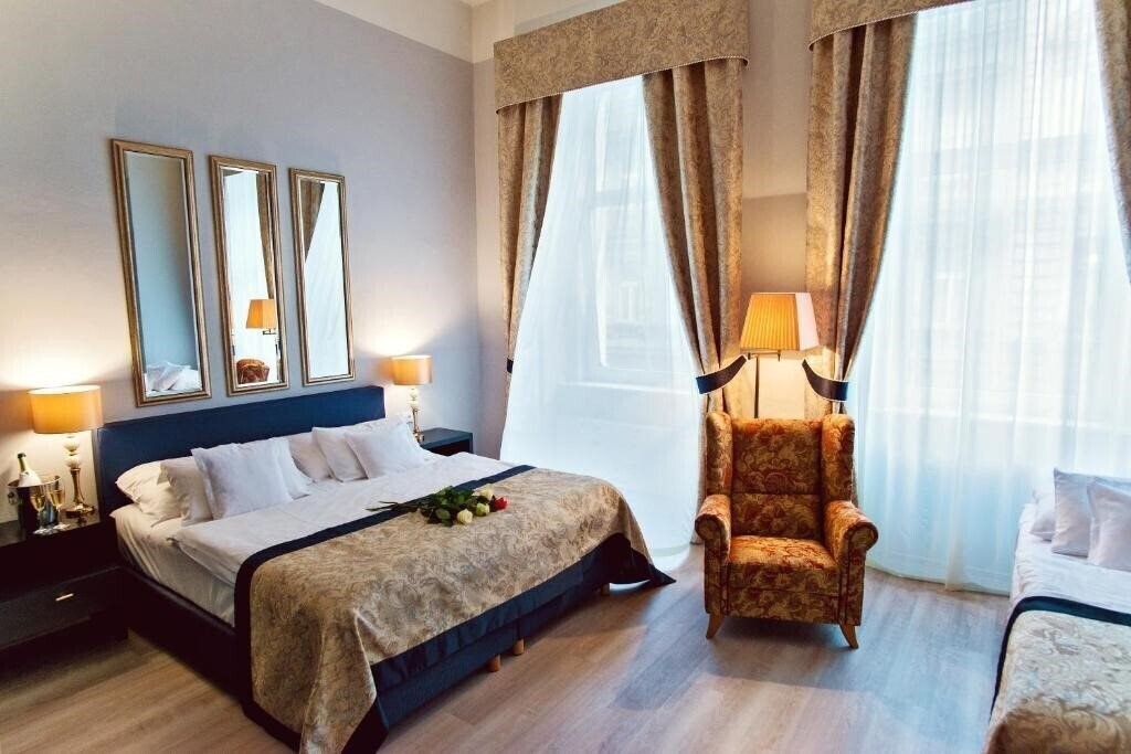 Фото Hotel Julian 4*
