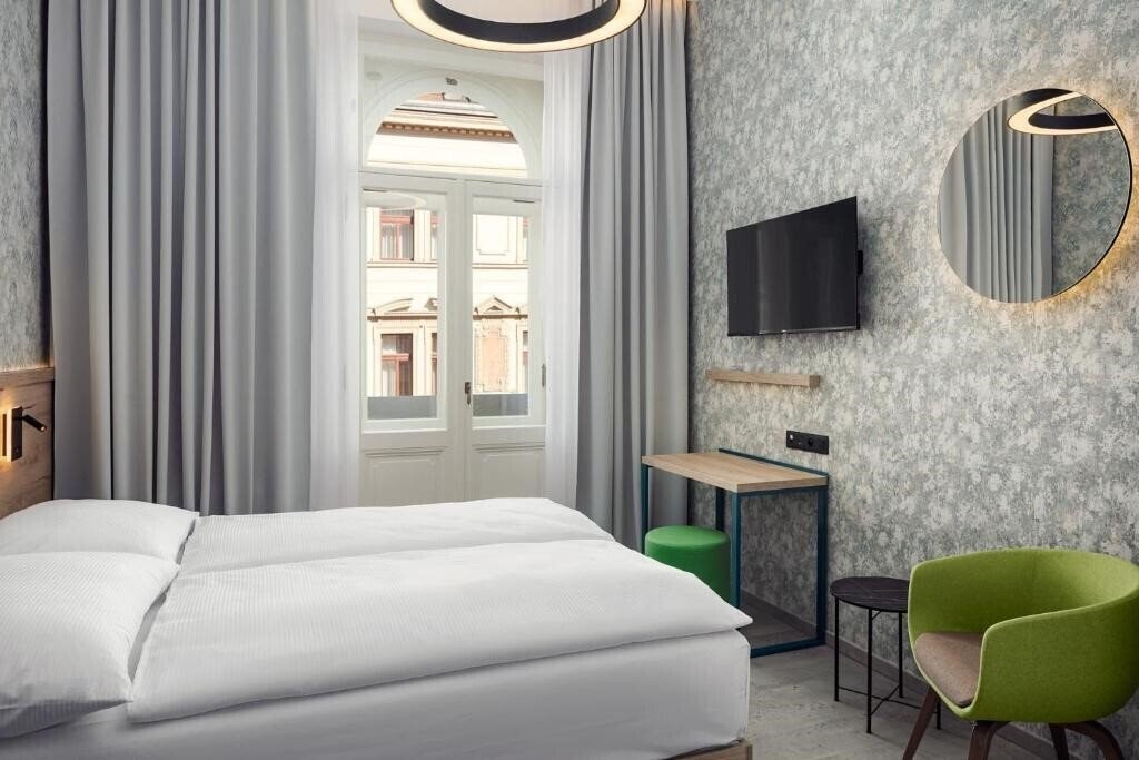 Фотографія EA Hotel Moment Self Check-In 4*