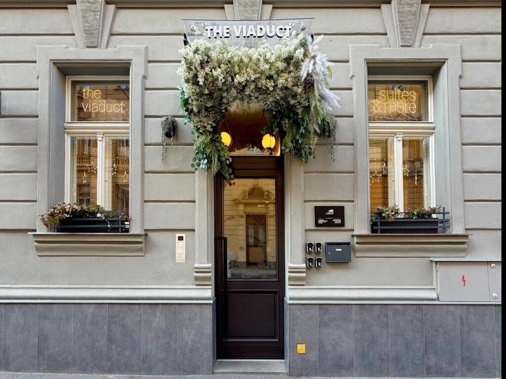 Отель The Viaduct Suites & More 4*