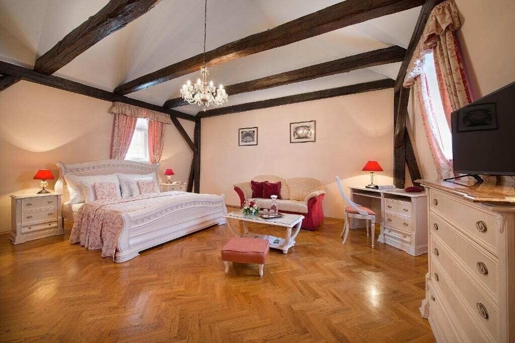 Готель Constans 4*