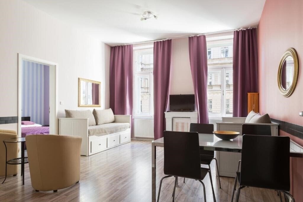 Готель Royal Court Apartments апартаменты