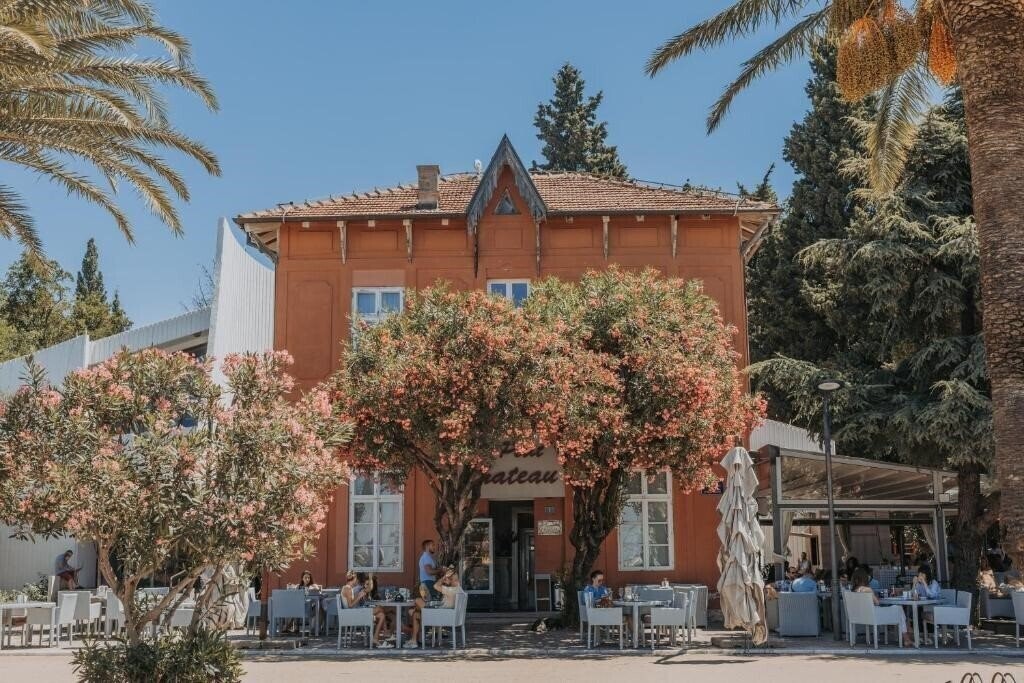 Готель Le Petit Chateau 4*