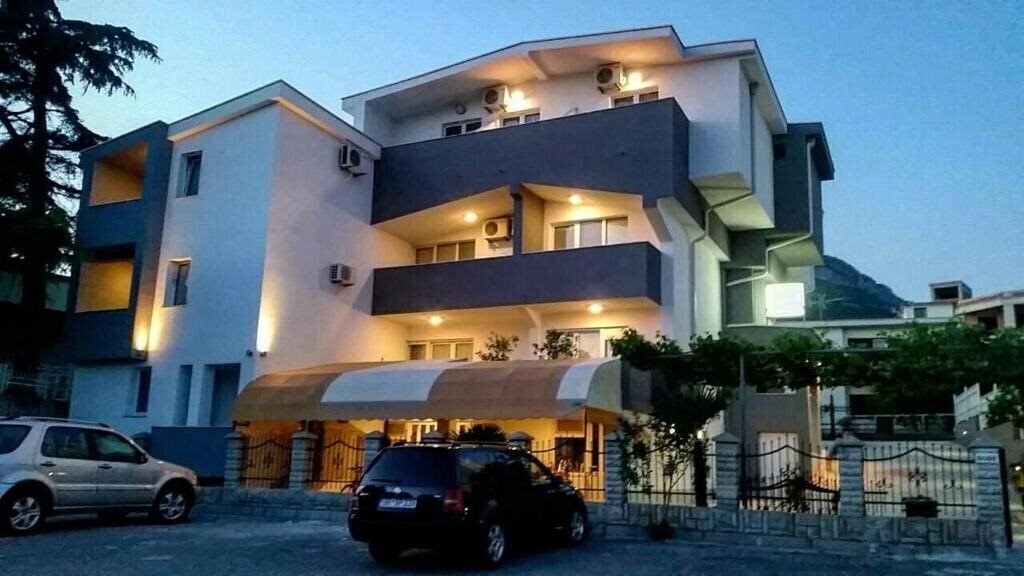 Отель Apartments Kojic 3*