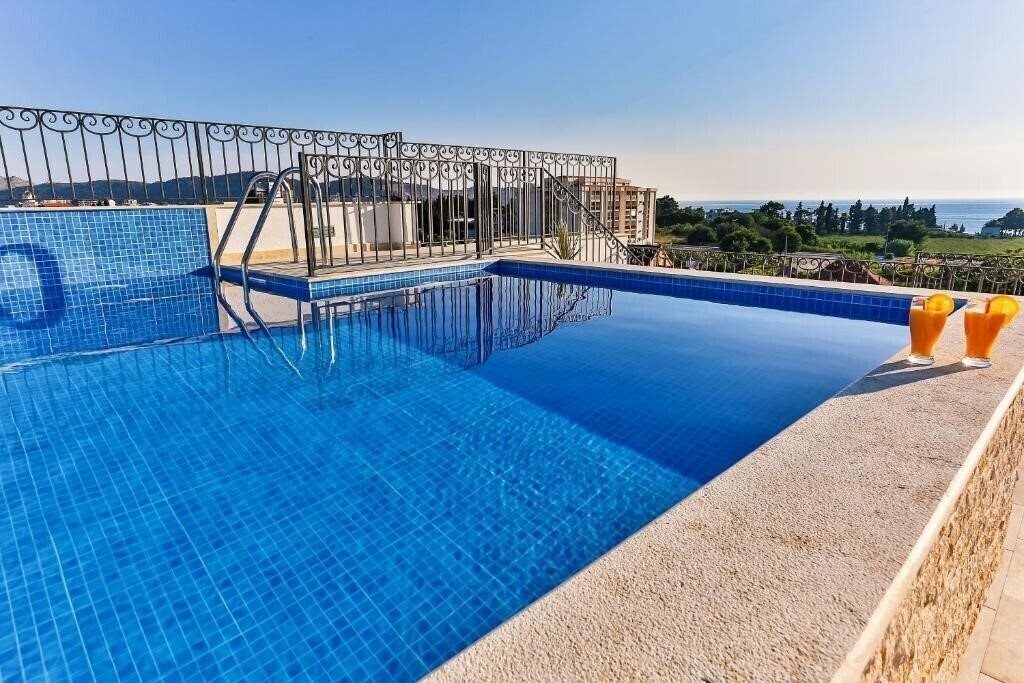 Отель De Lux Apartments Luka 4*