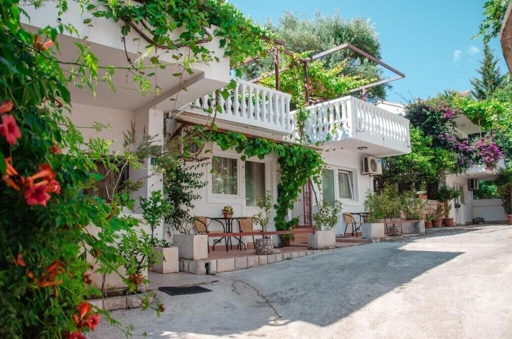 Готель Lagator Apartments 3*