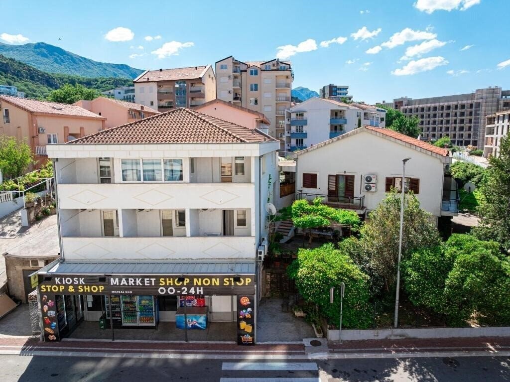 Готель Apartments Becic 3*