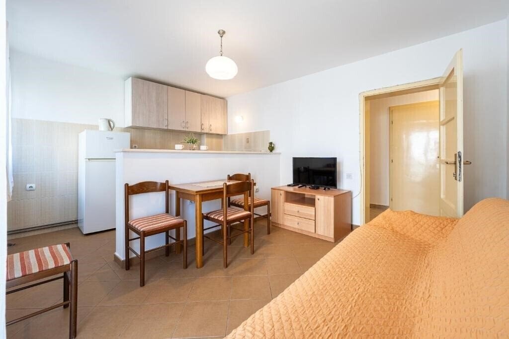 Фотографія Apartments Becic 3*