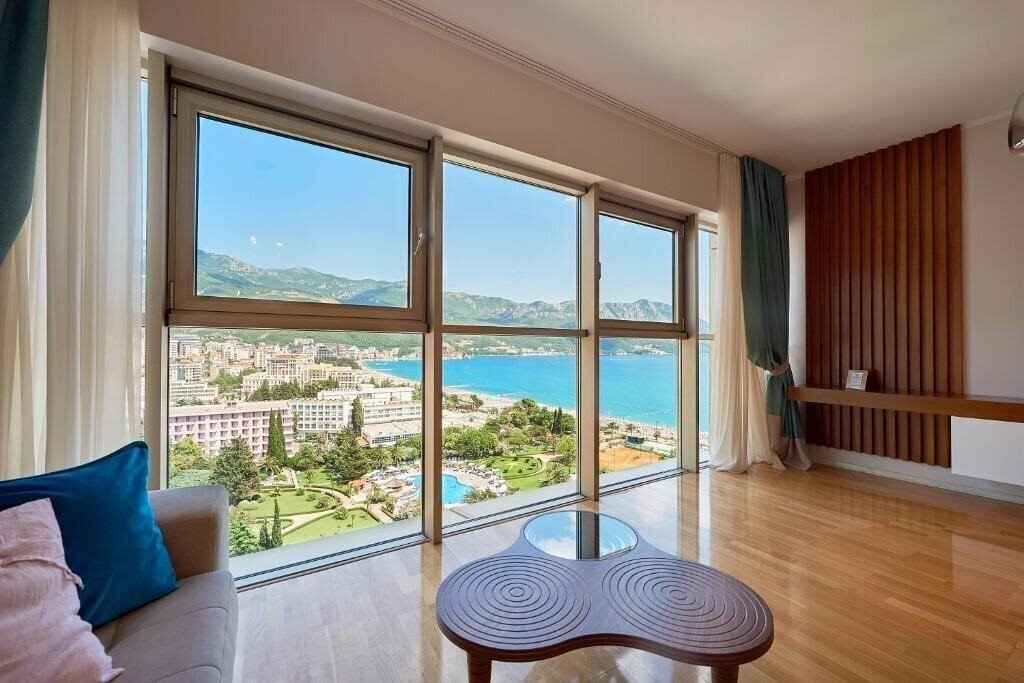 Отель Luxury Harmonia Apartments 3*