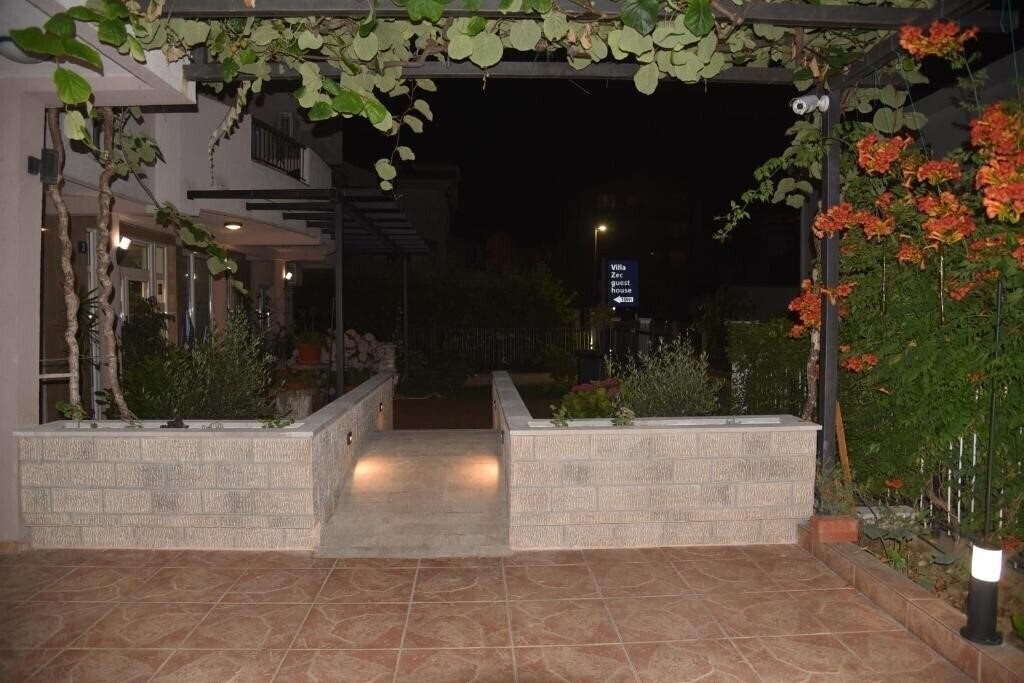 Готель Apartments Zec 3 4*