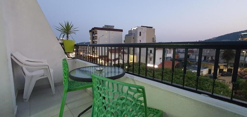 Изображение D & B 3*