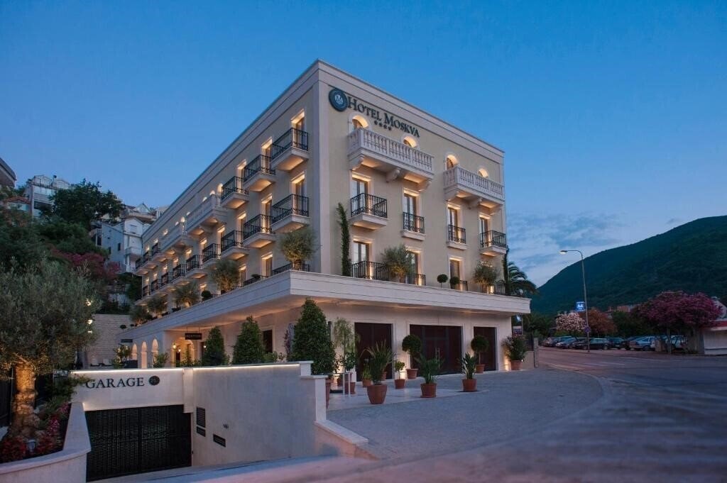 Готель Hotel Moskva 4*
